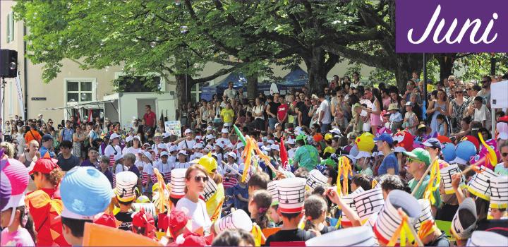 DIE JUGEND IN RHEINFELDEN FEIERT Unter dem Motto «Mir sind Füür und Flamme» fand das kunterbunte Jugendfest in der Altstadt um den Hauptwachtplatz, auf dem Dach des Rheinparkings und auf dem Schützenparkplatz statt.