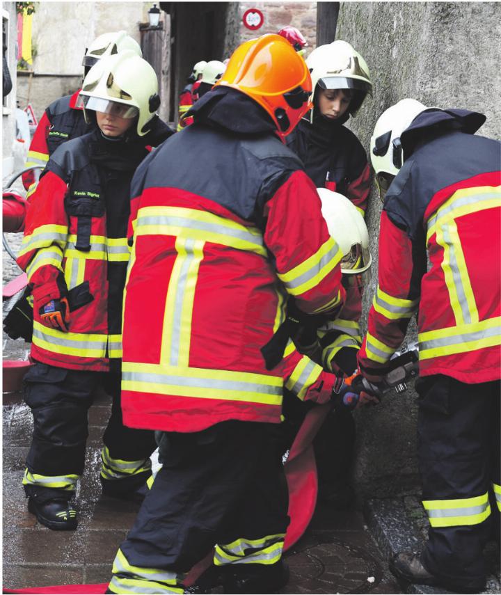 Die Mitglieder der Jugendfeuerwehr bei einer Brandbekämpfung in der Kupfergasse. Fotos: Janine Tschopp