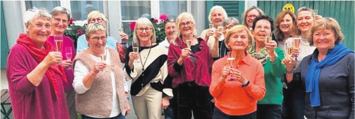 Anstossen auf eine grosse Leistung: Seit 15 Jahren gibt es «Tischlein deck dich» in Rheinfelden. Foto: zVg