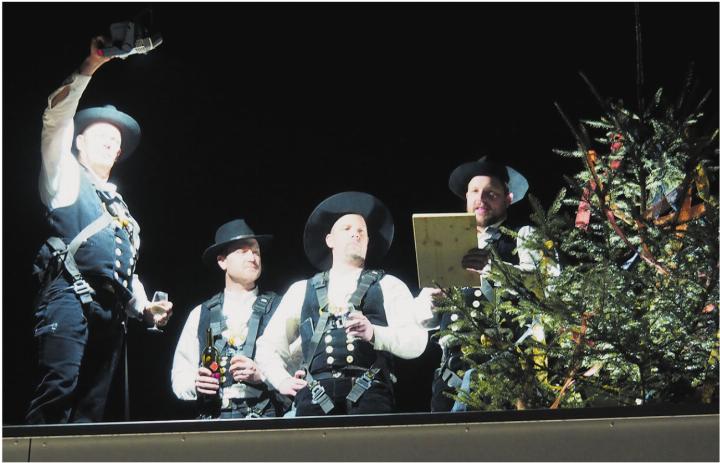 Hoch oben: Christian Weber verlas den Richtspruch. Foto: Simone Schöttli