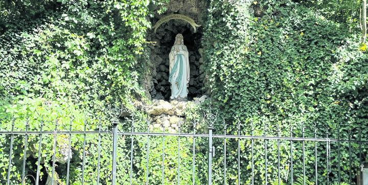 Die Grotte wurde nach dem Vorbild des Originals in den Pyrenäen nachgebaut. Die Madonnenstatue stammt aus Einsiedeln, die Tuffsteine aus Oberzeihen. Foto: zVg