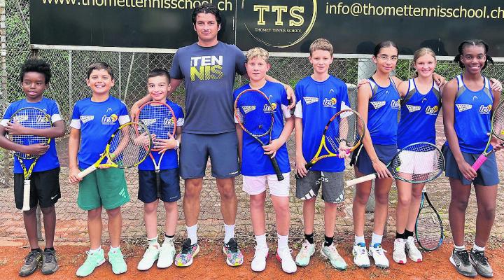 Die Juniorinnen und Junioren des TC Rheinfelden mit Trainer Yannick Thomet. Foto: zVg