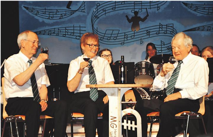 Die drei Geehrten genehmigten sich einen Schluck. Foto: Vreni Weber