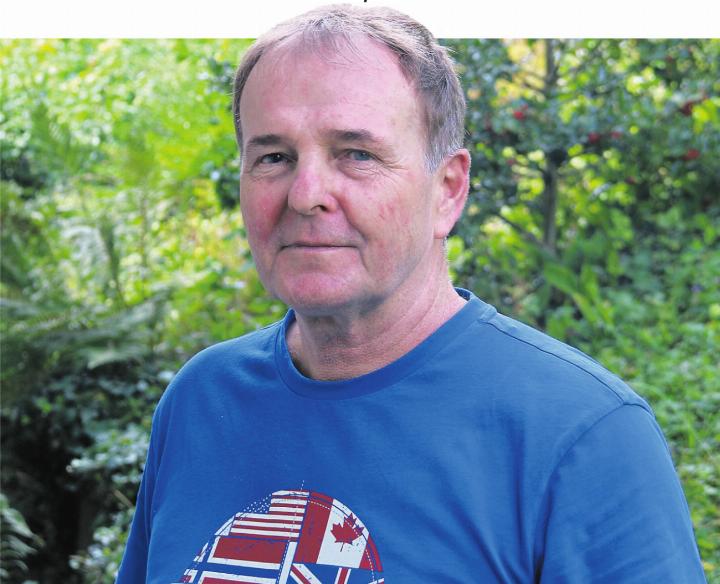 Ein erwartungsvoller Neu-Rentner schaut zurück. Foto: Hans Zemp