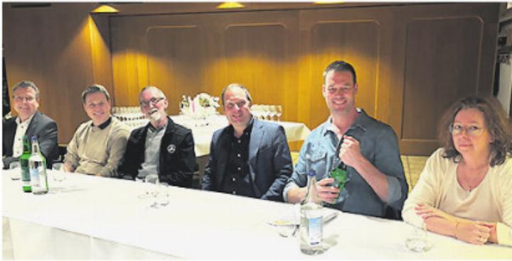 Robert Weniger (Ortsparteipräsident), Michael Tscheulin (Vorstandsmitglied), Roland Härri (Vorstandsmitglied), Lukas Reimann (Nationalrat SVP SG), Christoph Riner (Nationalrat SVP AG), Alexandra Leimgruber-Jud (Gemeinderätin Frick). Foto: zVg