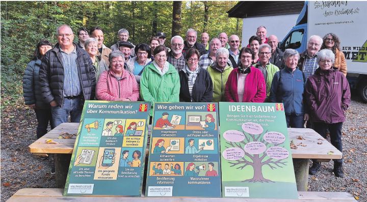 Die Teilnehmenden am Waldgeflüster, einschliesslich Gemeindeammann Stefan Grunder (2.v.l.). Foto: Dennis Kalt