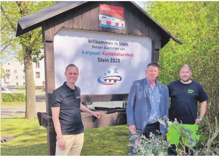 Die Ortseingangstafeln sind montiert: OK-Präsident Maik Born, Gemeindeammann Beat Käser und Bauamt-Teamleiter Patrick Schafroth (von links). Foto: zVg