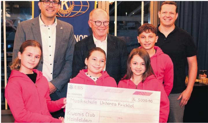 Bei der Übergabe: Daniele Filleti (von links), Robi Hartmeier und Valentin Sacher mit Musikschülerinnen und -schülern. Foto: zVg