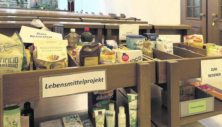 In der Kirche St. Peter und Paul, neben dem Eingang rechts, warten Waren darauf, abgeholt zu werden. Foto: Simone Rufli