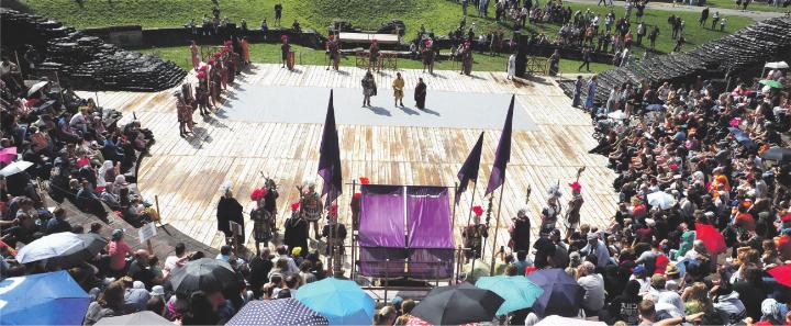 Einzug von Kaiser Hadrian und Kaiserin Vibia Sabina ins Amphitheater. Fotos: Boris Burkhardt