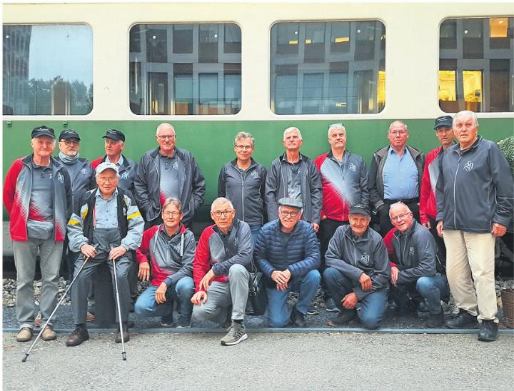Ein Erinnerungsfoto vor einem in Schlieren entwickelten Eisenbahnwagen. Foto: zVg