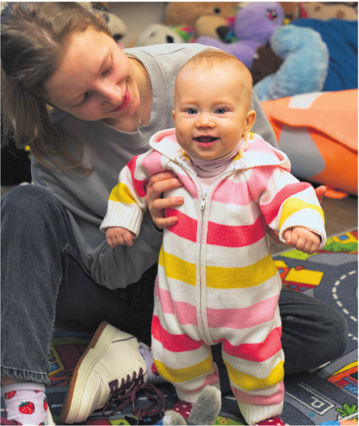 Julia Kaba mit ihrer achtmonatigen Tochter Anna im Spielzimmer der IG Asyl Laufenburg. Fotos: Jean-Marc Felix