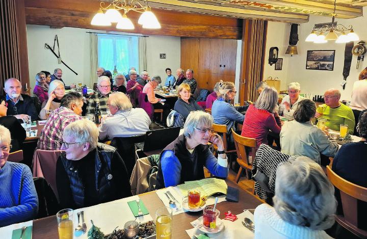 Die grosse Schar Wanderer beim anschliessenden Essen in Gipf-Oberfrick. Foto: zVg