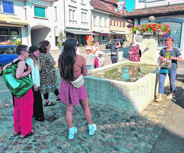 Bei den Brunnen gab es spannende Geschichten zu hören. Foto: zVg
