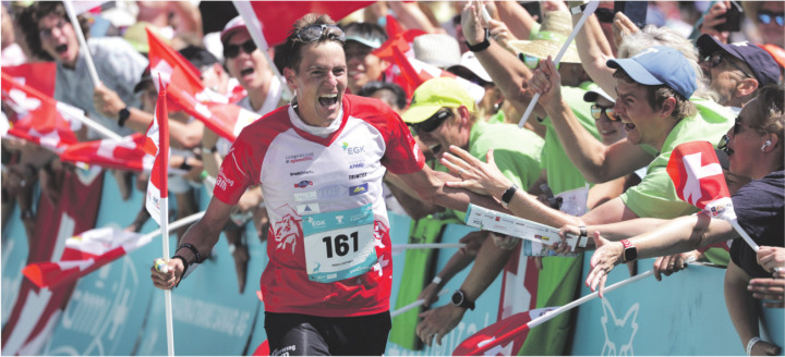 Die Heim-WM in Flims Laax 2023 sind regelrechte Kyburz-Festspiele: zweimal Gold (Mitteldistanz und Staffel), einmal Silber (Langdistanz). Das Bild zeigt ihn beim Zieleinlauf über die Mitteldistanz. Foto: Rémy Steinegger/Swiss Orienteering