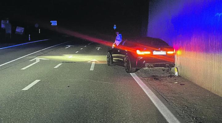 Die Unfallstelle mit dem schwer beschädigten Fahrzeug. Foto: zVg