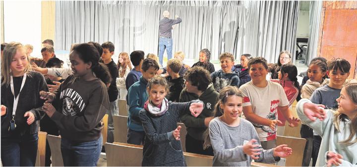 Die Kinder liessen sich von der Spielfreude des Pantomimen anstecken. Der Spanier Carlos Martinez (rechts) ist ein Meister der nonverbalen Kommunikation.