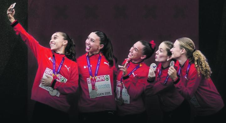 Nominiert als Team des Jahres: Das 4x100m U23-Staffelteam mit Fabienne Hoenke (ganz rechts). Foto: Swiss Athletics