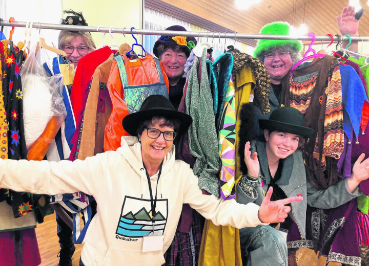 Mit ihrer ersten Fasnachts-Kleiderbörse organisierten sie den Stoff für die kommenden Tage: Anna Hubbs (hinten von links), Heidi Kym, Sandra Ledermann, Claudia Iotti (vorne links) und Zaira Ledermann. Foto: Ronny Wittenwiler
