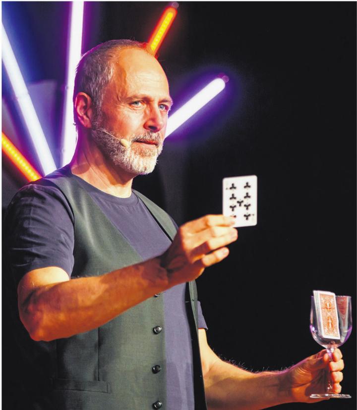 Weit mehr als nur klassische Kartentricks: Michel Gammenthaler bringt das Publikum mit Magie und Comedy zum Staunen und zum Lachen. Foto: zVg