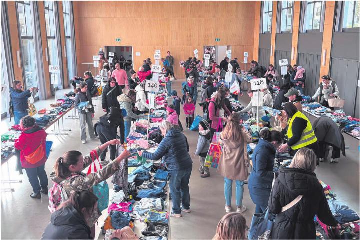 Die Kinderkleiderbörse in Rheinfelden stösst jeweils auf sehr grosses Interesse. Foto: zVg
