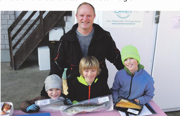 Der Zanderverkauf auf der Schönegg endet. Die Söhne Maik (von links), Jannis und Sven zusammen mit Vater Stefan Weiersmüller stehen letztmals hinter dem Tresen. Foto: Hans Zemp