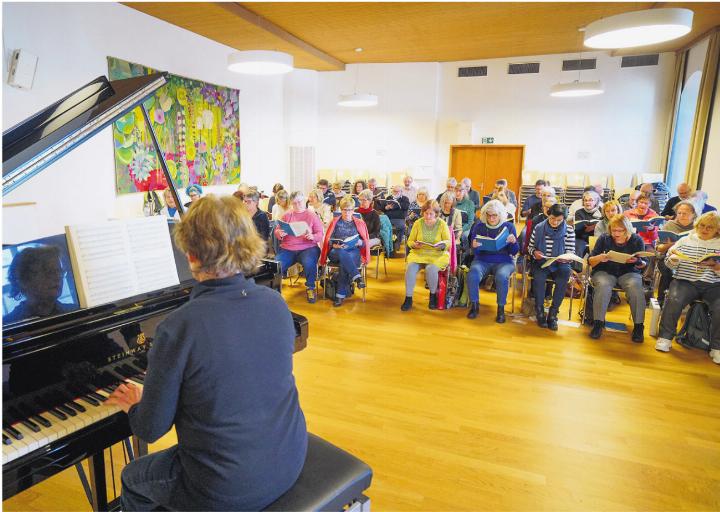 Angelika Hirsch (am Klavier) bereitet den Cantus-Chor akribisch auf die beiden Aufführungen im März vor. Foto: Edi Strub