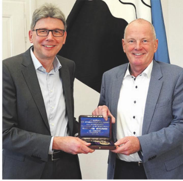 Nach dem Wahlakt übergab Regierungsrat Dieter Egli (links) traditionsgemäss die Landammann-Uhr an seinen Nachfolger Stephan Attiger. Foto: zVg