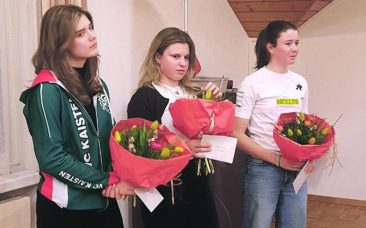 Ehrung von Laura Emmenegger (von links), Noelle Rüetschi und Lea Huber. Foto: zVg Ehrung von Laura Emmenegger (von links), Noelle Rüetschi und Lea Huber. Foto: zVg