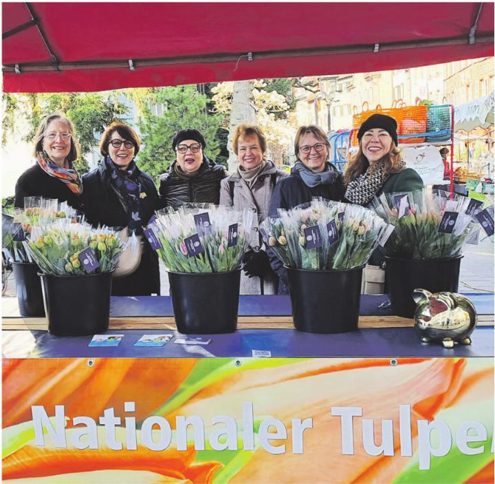 Die Frauen von Soroptimist International Club Fricktal waren mit ihrem Tulpenverkauf in Rheinfelden und Frick aktiv. Foto: zVg