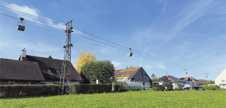 In unregelmässigen Abständen wieder mit Lehm unterwegs: die Gondeln der Kubrix AG in Frick. Foto: Simone Rufli