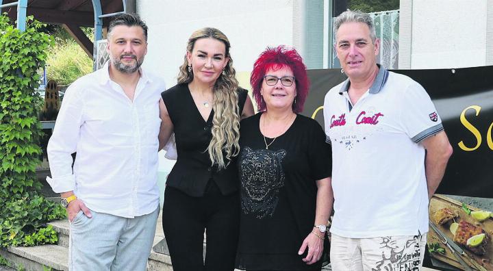 Das neue und das alte Wirtepaar: Hüseyin Uysal (von links), Fatma Dursun, Manuela Hasler und Seppi Hasler. Foto: Janine Tschopp