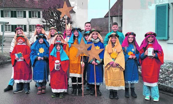 Die Zeininger Sternsingerinnen und Sternsinger zogen am späten Samstagnachmittag durchs Dorf. Foto: zVg