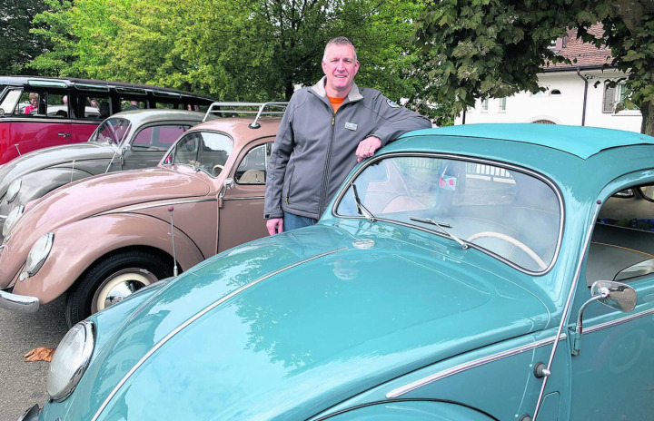 Thomas Hossli mit seinem hellblauen Brezelkäfer JG 1951. Foto: Catherine Hossli