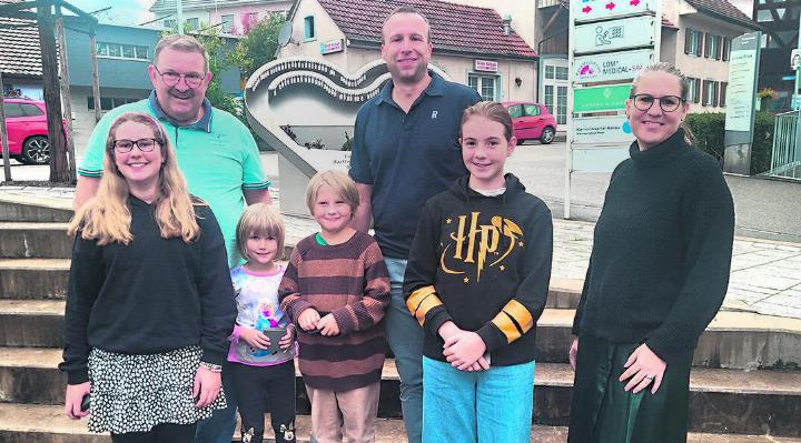 Die glücklichen Gewinner und Vertreter des OK-Schatzsuche freuen sich. Foto: zVg