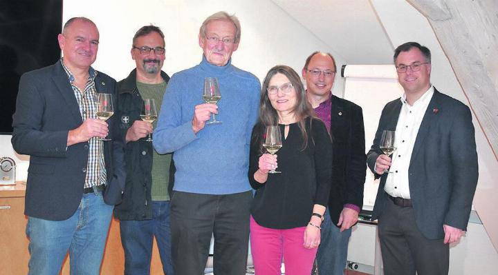 Preisträger Christian Haller (Dritter von links) mit Herbert Weiss (v. l.), Andy Maier, Regina Erhard, Christian Maier und Ulrich Krieger. Foto: Susanne Hörth