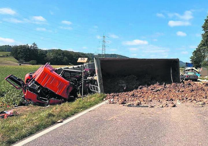 Die Unfallstelle mit den beteiligten Fahrzeugen.