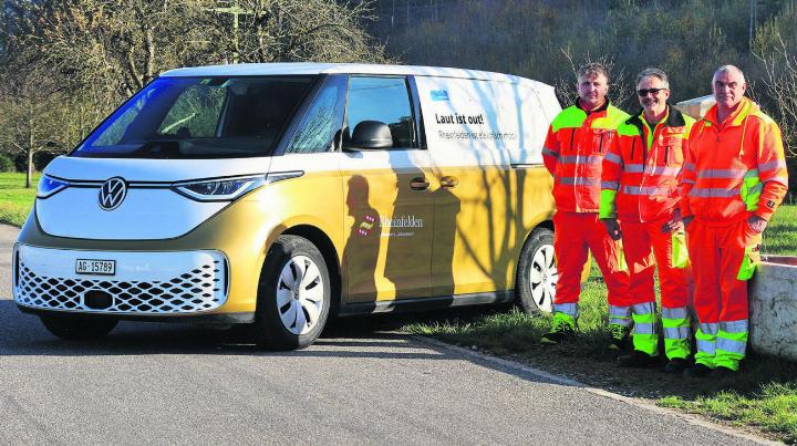 Der VW ID-Buzz leistet den Mitarbeitern der Wasserversorgung gute Dienste (von links): Riad Gashi, Joe Grasser und Salvatore Sanfilippo. Foto: zVg