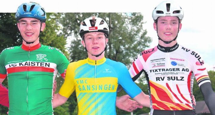 Das Verfolgungsrennen wurde von den Fricktalern dominiert. Nicola Zumsteg, Gansingen (Mitte) gewann vor Lars Emmenegger, Kaisten (links) und Louis Munk, Sulz. Foto: Neli Widmer