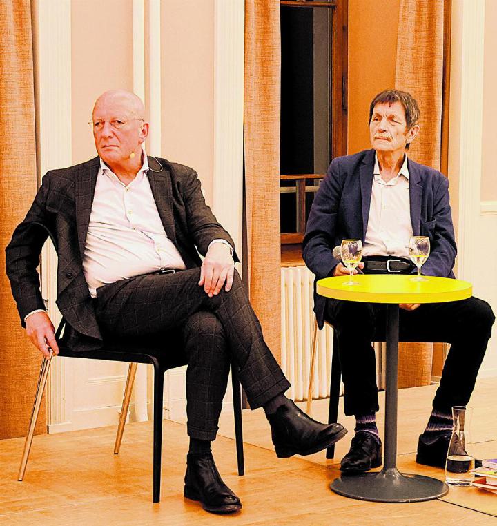 Soziologe Ueli Mäder (rechts) sprach über Journalismus und Demokratie mit dem Publizisten und ehemaligen SRG-Direktor Roger de Weck. Foto: Janine Tschopp