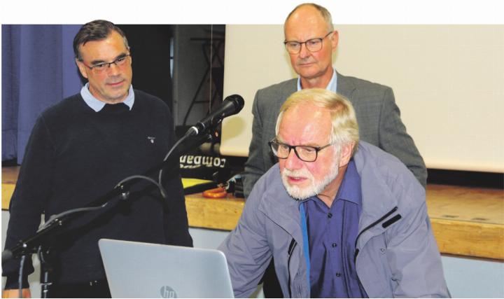 Christian Brodmann (Kreisplaner), Daniel Kolb (Leiter Abteilung Raumentwicklung), und Gemeindeammann Thomas Rohrer (vorne). Foto: Hans Zemp Christian Brodmann (Kreisplaner), Daniel Kolb (Leiter Abteilung Raumentwicklung), und Gemeindeammann Thomas Rohrer (vorne). Foto: Hans Zemp