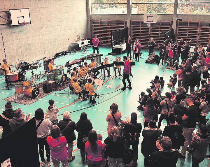 Musikbegeisterte Kinder der Greenhornband in voller Konzentration – ein Genuss für alle Zuschauer. Foto: zVg