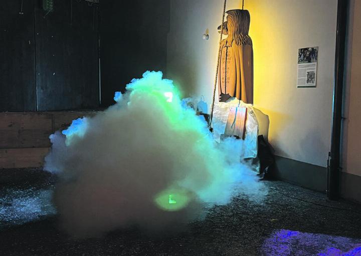 Der Geist der Kaister Fasnacht ist frei. Vizeammann Willy Burkhalter (links) hatte Narrenvater Marco Zaugg den Schlüssel für das Regierungsratsgebäude übergeben. Fotos: Susanne Hörth