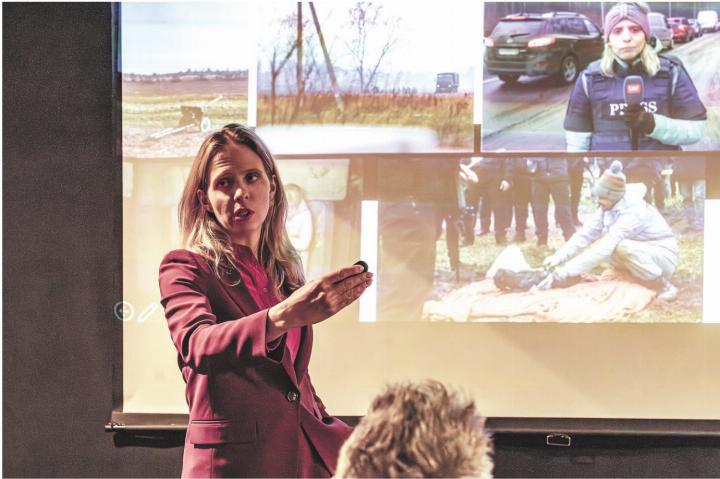 Luzia Tschirky erzählt in Worten und Bildern über ihre aufwühlende Zeit als Kriegsberichterstatterin. Fotos: Jean-Marc Felix