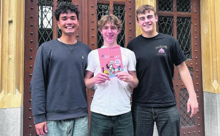 Die Fricktaler im Team Kiwoko: Lorenzo Gysin (von links), Piers Holman und Jonathan Deiss vor der Alten Kantonsschule in Aarau. Foto: Simone Rufli