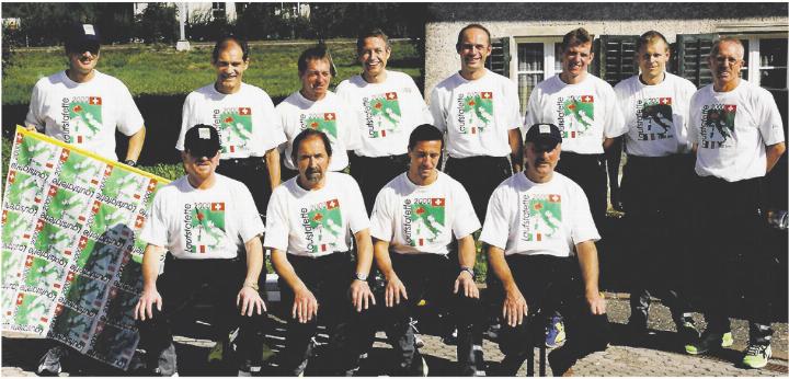 Die Teilnehmer der Laufstafette Eiken-Rom 2000 bei der Ankunft in Rom. Zur Gruppe gehörten: Franz-Xaver Bannwart, Willi Brogli, Hansueli Bürgi, Hansruedi Dinkel, Roland Dinkel, Lorenz Nyffenegger, André Riner, Rolf Schaffner, Thomas Steinegger, Norbert Tschudin, Urs Weiss, Roland Zeindler und André Zumsteg. Fotos: zVg