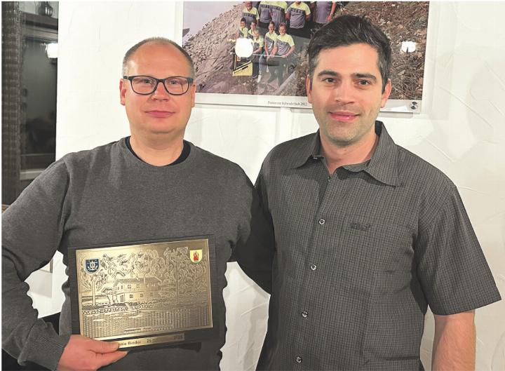 Jubilar Ronnie Binder (links) und Präsident Yannic Benz. Foto: zVg Jubilar Ronnie Binder (links) und Präsident Yannic Benz. Foto: zVg