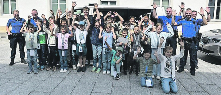 Die «FerienSpass-Kinder» erhielten eindrückliche Einblicke in den Polizeialltag. Foto: zVg