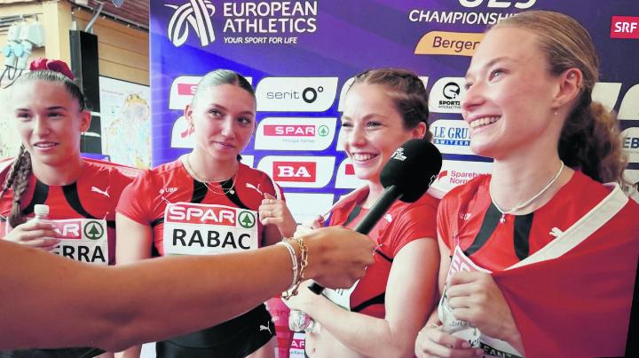 Die 4x100-Meter-Staffel mit Fabienne Hoenke (rechts) im TV-Interview nach dem der Gewinn der Silbermedaille feststand. Foto: Schreenshot SRF