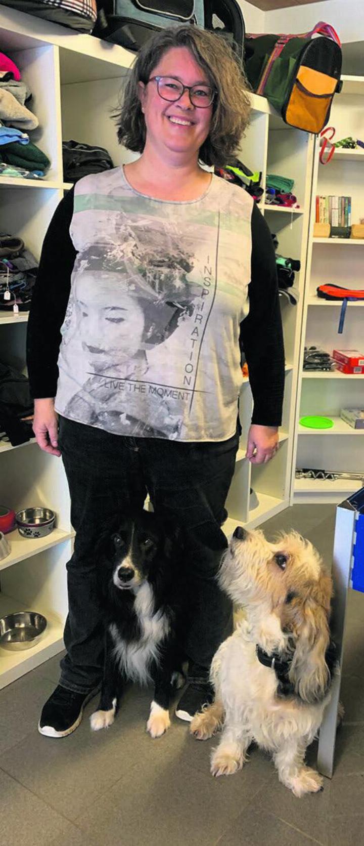 Beatrix Kühnis mit ihren zwei Hunden – sie ist auch Hundephysiotherapeutin. Foto: André Frauchiger